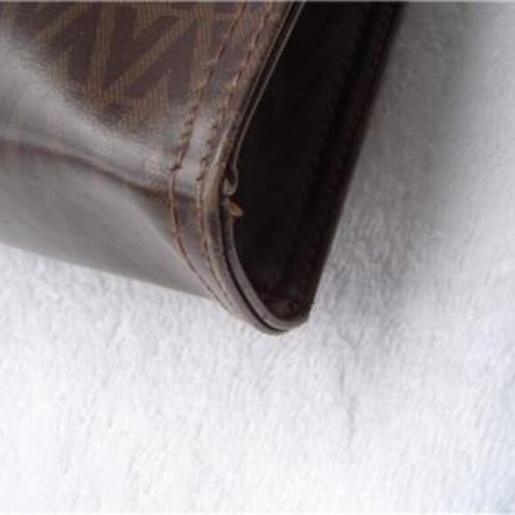 AUTHENTIC MARIO VALENTINO SIGNATURE CLUTCH EUC MADE IN ITALY! - Picture 6 of 16